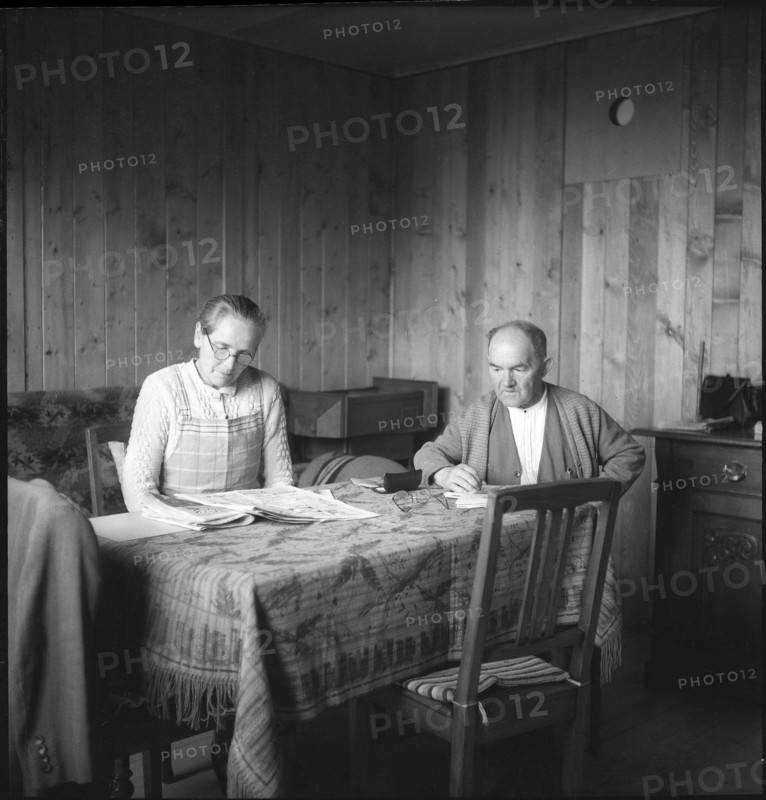 Barrack camp 1944: elderly couple sitting at the table