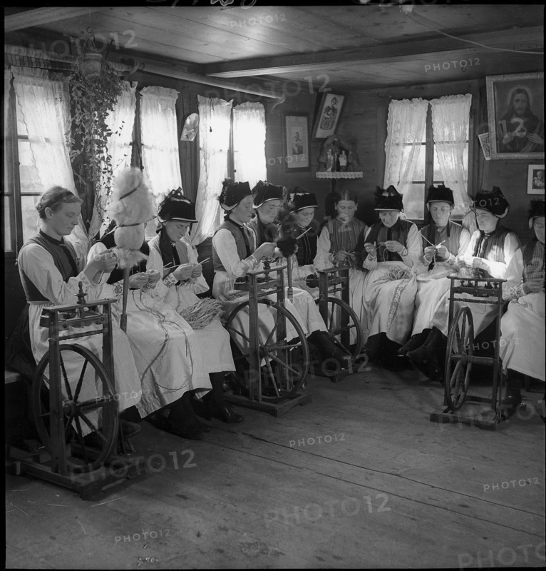 Women from Valais, spinning, around 1950 .