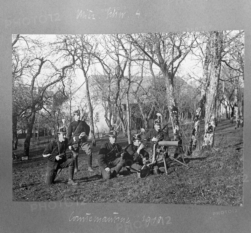 Soldiers with machinegun 1918.