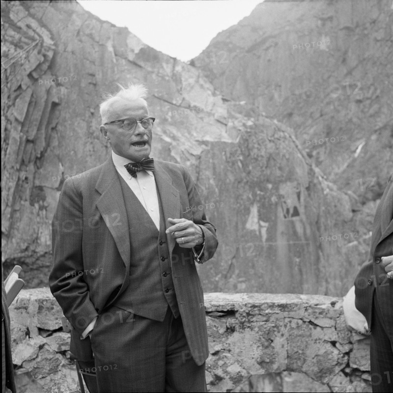 Bridge under construction in the Schöllenen ravine,  building director Arnold, 1955.