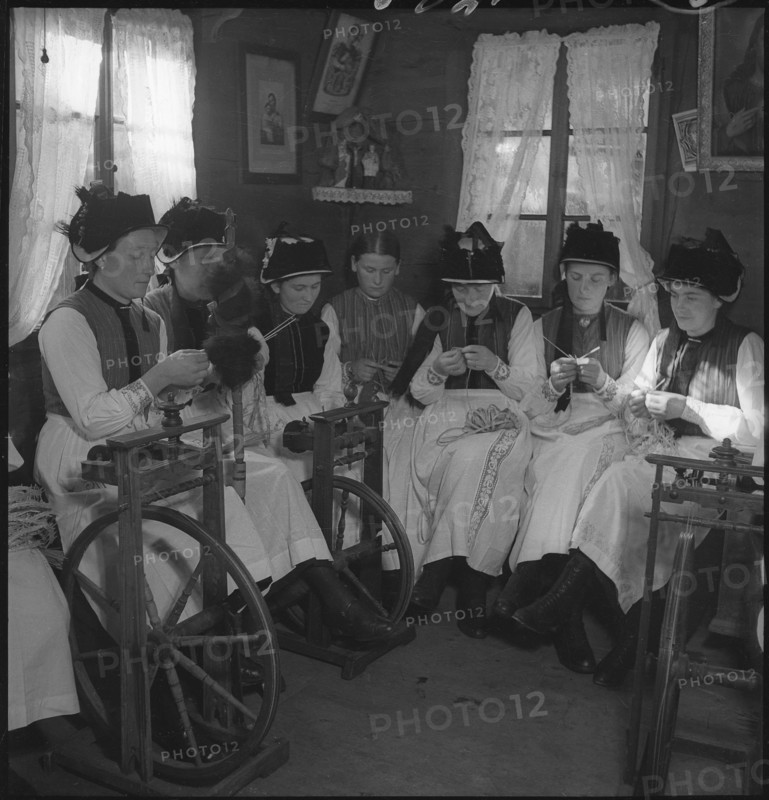 Women from Valais, spinning, around 1950 .