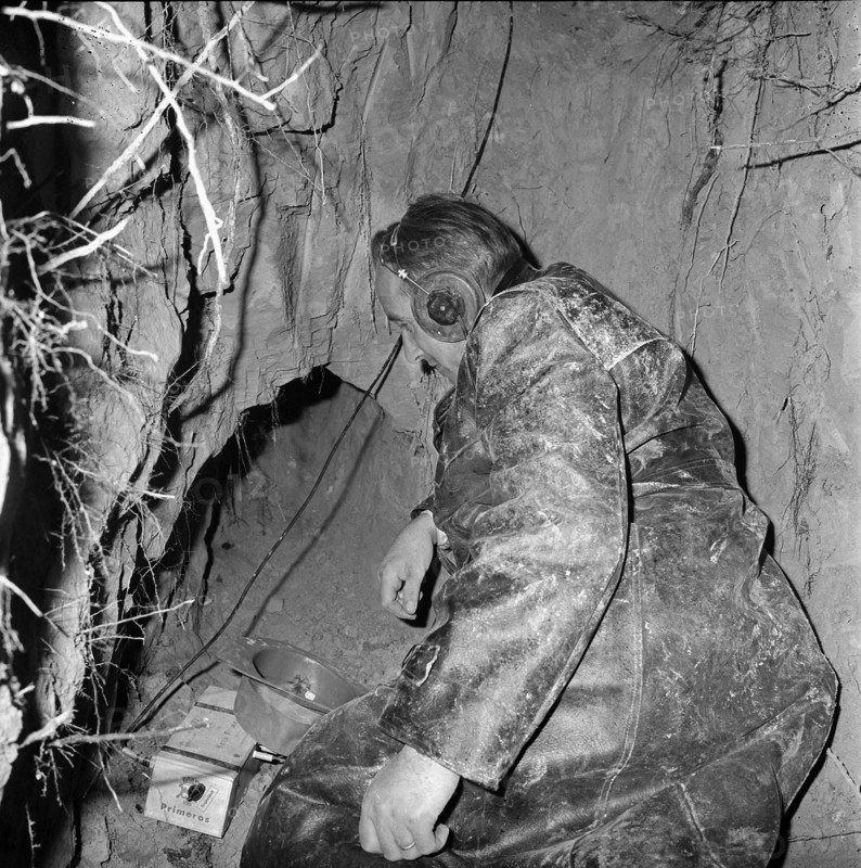Dog tragedy in a fox-hole near Ammerswil AG, 1962: Soldier with wiretap.