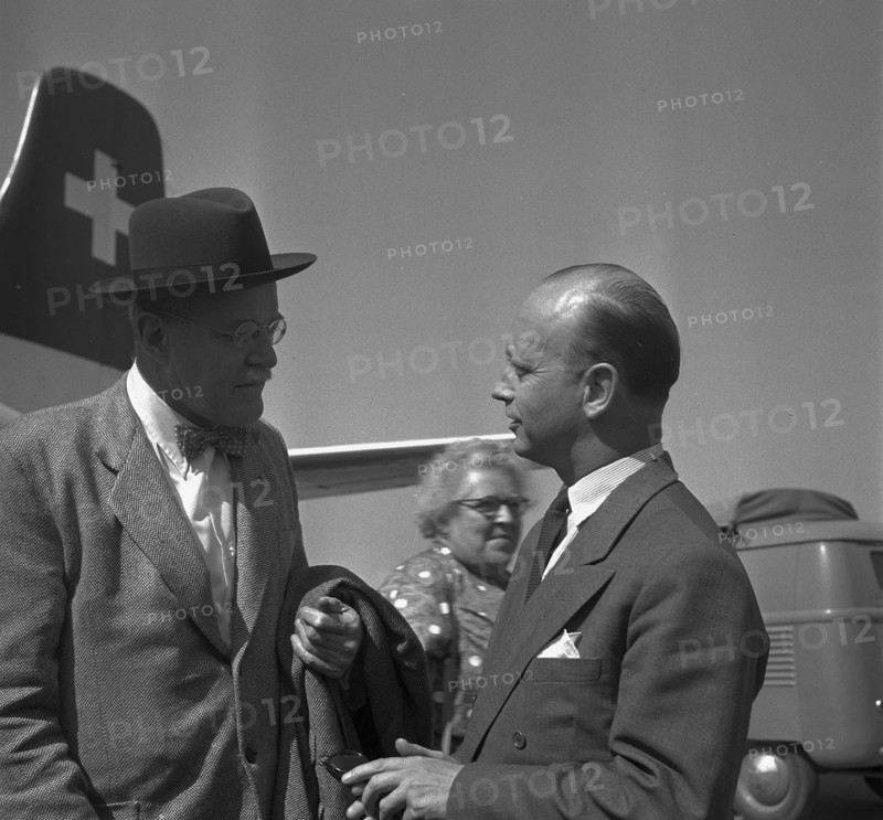 Allen W. Dulles (l) arriving in Zurich-Kloten, 1953