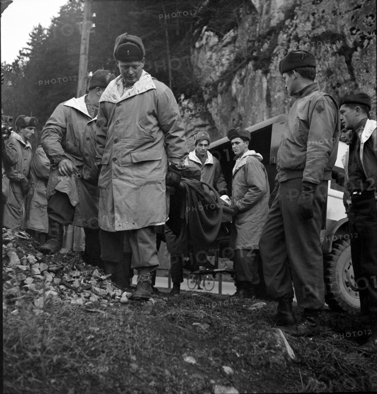Emergency landing on the Swiss Gauli glacier of a US army owned Dakota airplane, 12 survivors waited several days for rescue
