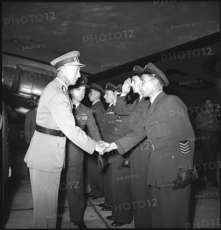 Welcoming the Belgian military pilots who will fly the King home