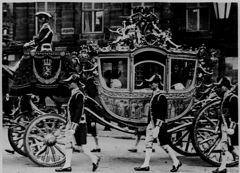 Coronation of Queen Juliana: in the golden carriage through the city