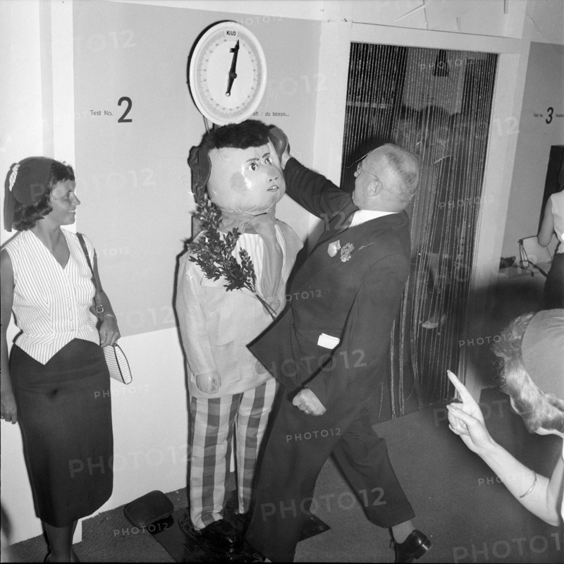 SAFFA fair 1958: city councillor Landolt at the Paradise for men