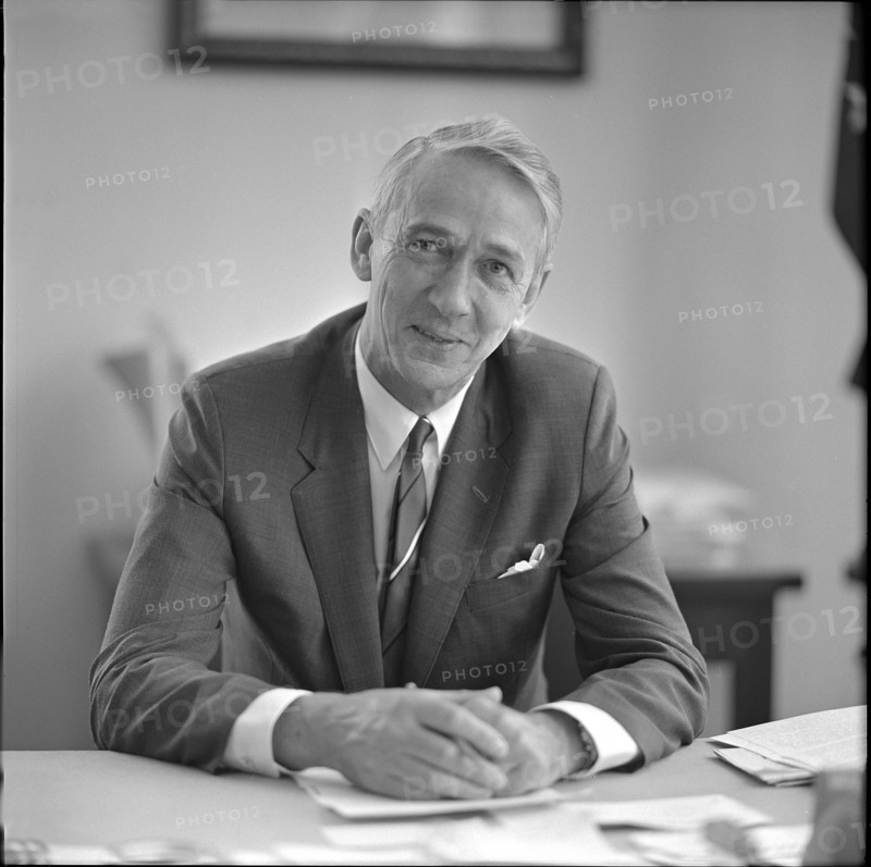 Howard Elting jr., U.S. consul general. Geneva 1965