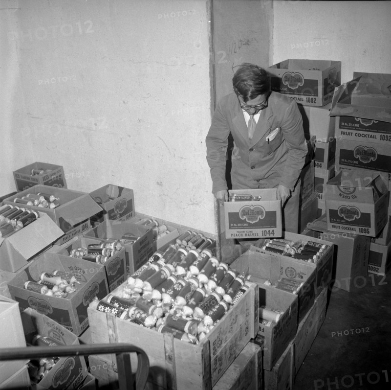 Students decorate and sell candles in favour of hungarian refugees, Zurich 1960