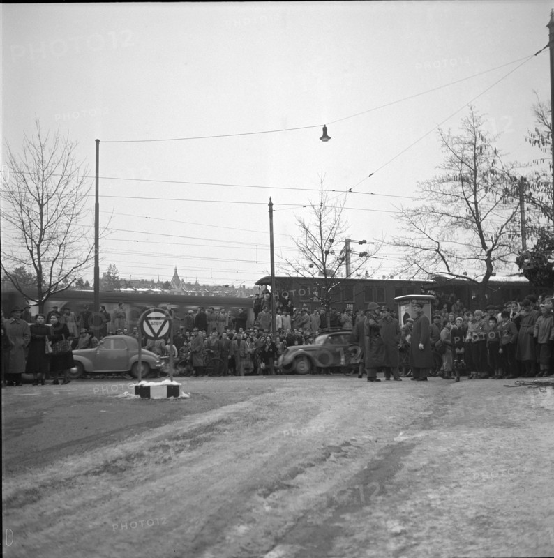 Romanian embassy Berne occupied by four armed Romanians, onlookers, 1955