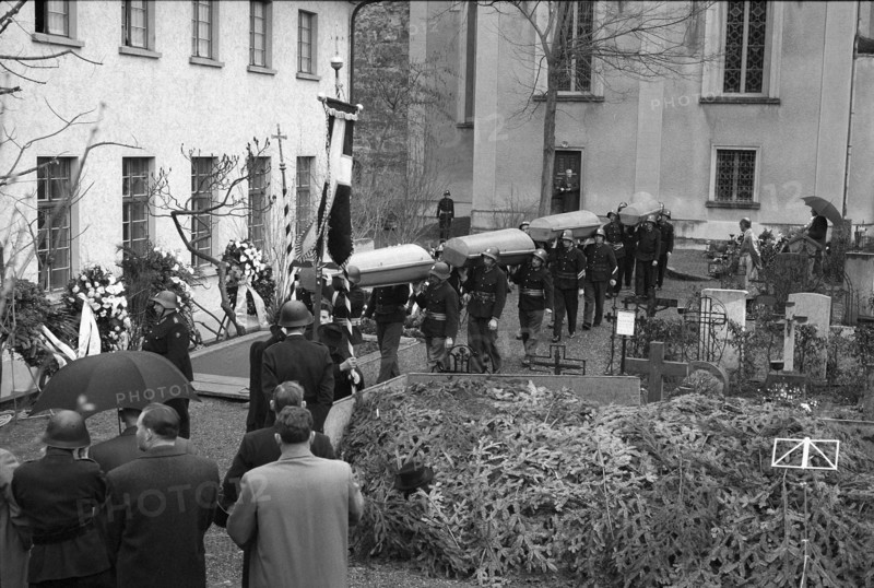 Grand hotel Rigi Kaltbad burned down, 1961: funeral of 5 victims