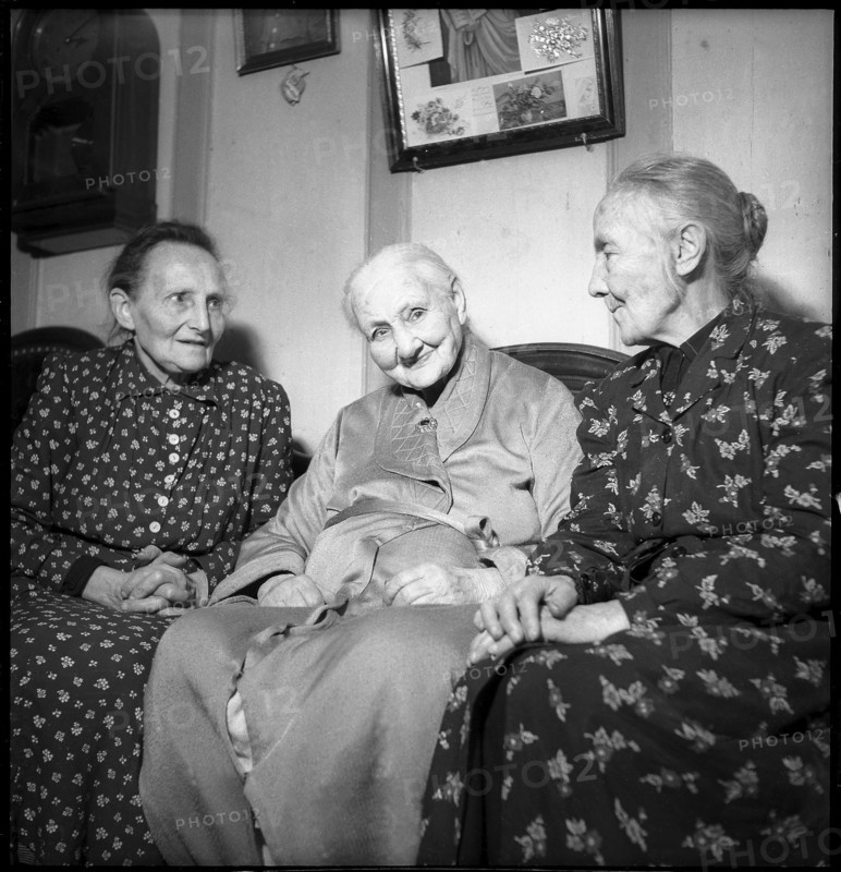 Louise Corminboeuf (C), 100 years old. Villarsiviriaux 1953
