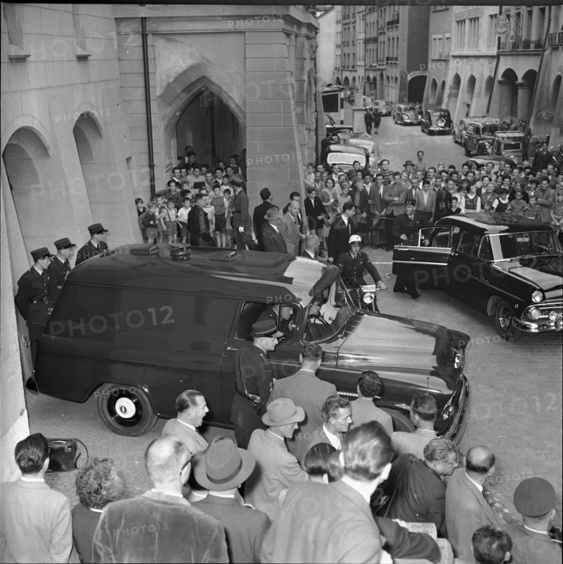 Romanian embassy occupation (1955), trial, onlookers waiting for the arrival of the accused 1956