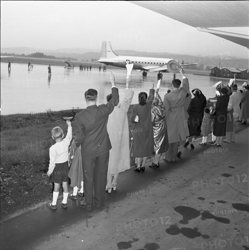 Departure of the swiss mission to Korea, Zurich-Kloten airport 1953