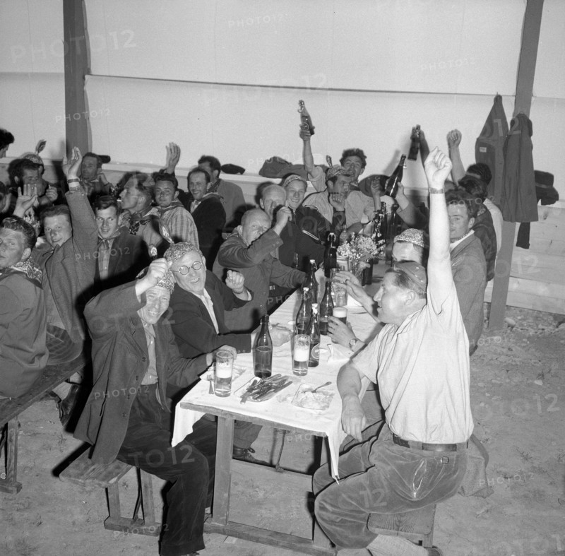 Topping-out ceremony of the SAFFA fair 1958: workers celebrating.