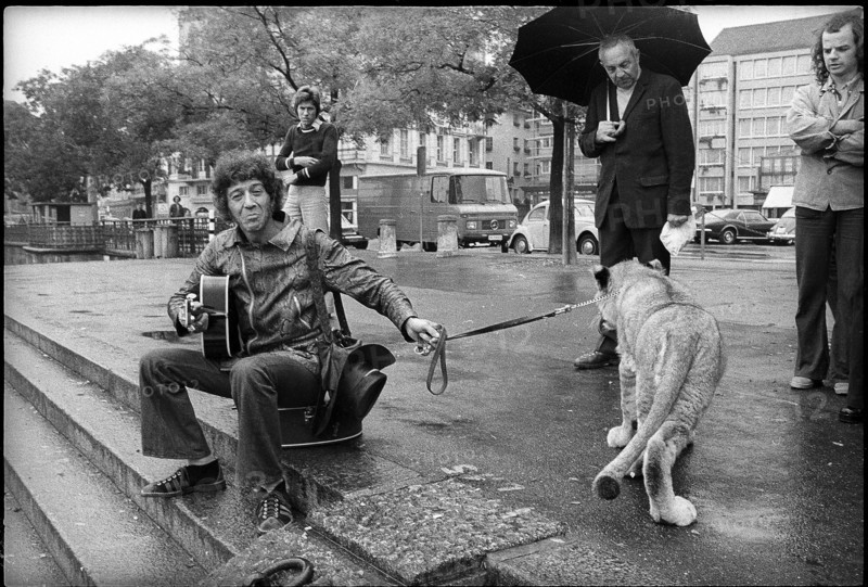 Alexis Korner with his lion in Zurich 1972.