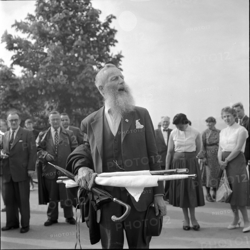 Pacifist Max Daetwyler with actors of the Bibi Balu Musicals, Lake Zurich Promenade 1965.