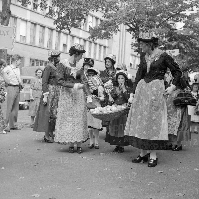 SAFFA fair 1958: procession on canton Valais's day.