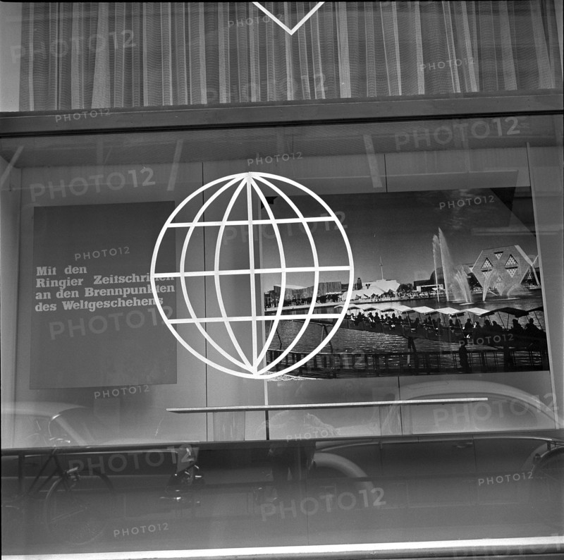 Shop window Ringier publisher: with Ringier magazines ..., 1967.