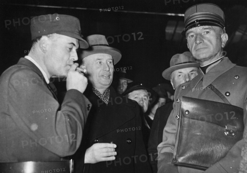 behind with hat), von Erlach.