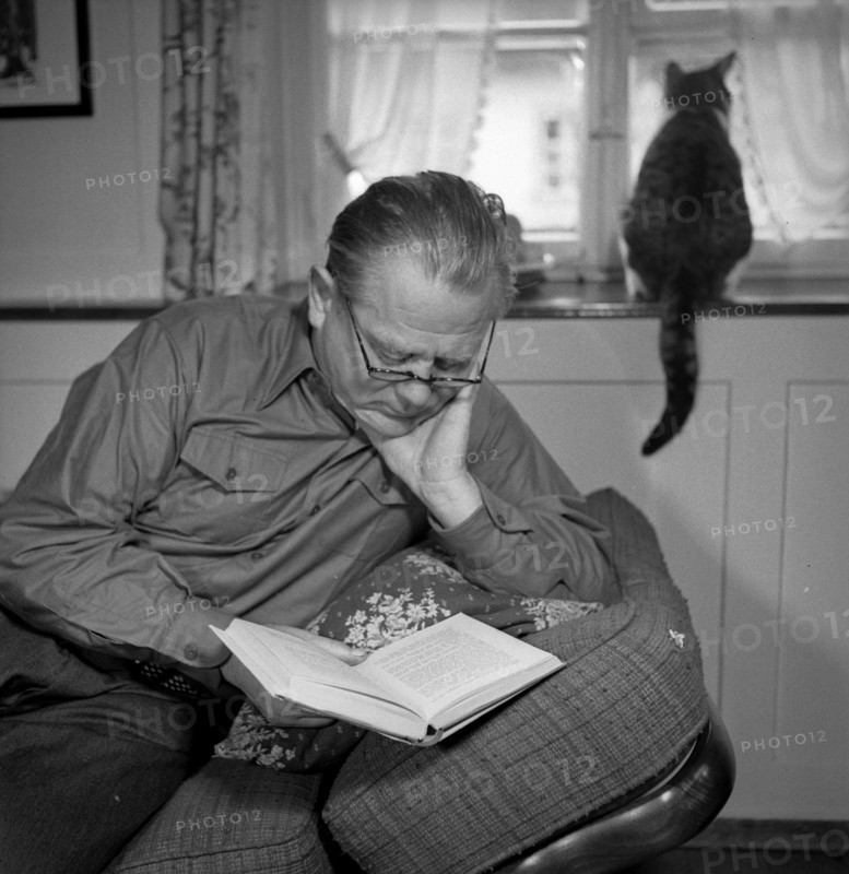 Schaggi Streuli reading, around 1949.