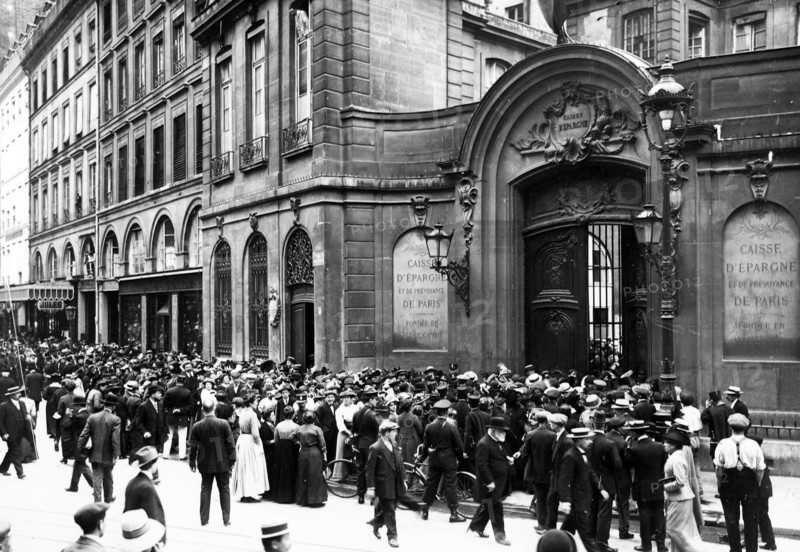 Last days before outbreak of World War 1: Queue in front of Caisse d'vâpargne, Paris 1914.