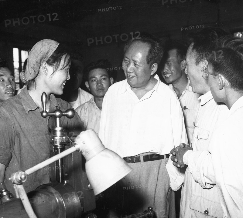 Mao Tse-tung at the machinery plant of the Tientsin University 1958.