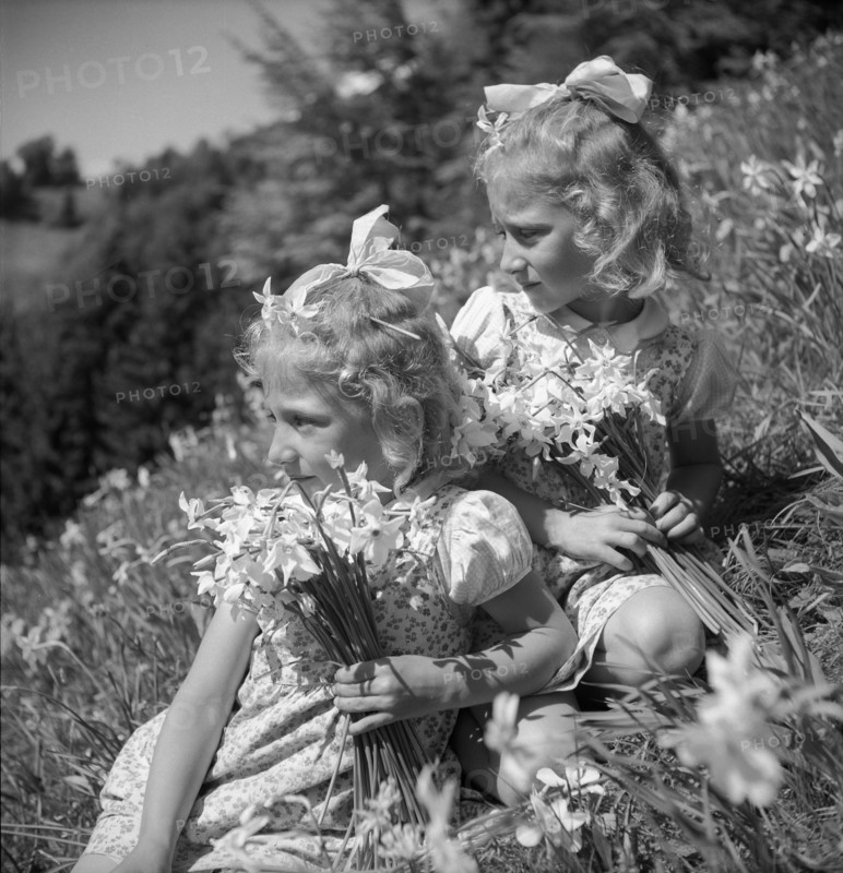 Two girls with Montreux-narcissus in Les Avants, around 1955.