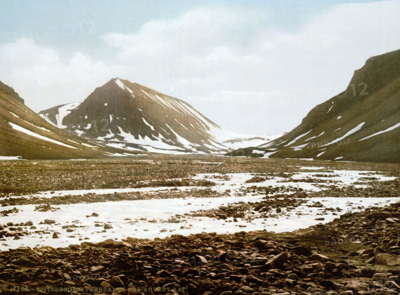 a 30 km long U-valley on the island of Spitsbergen in Svalbard, around 1895, historical, digitally restored reproduction from an original from the 19th century.
