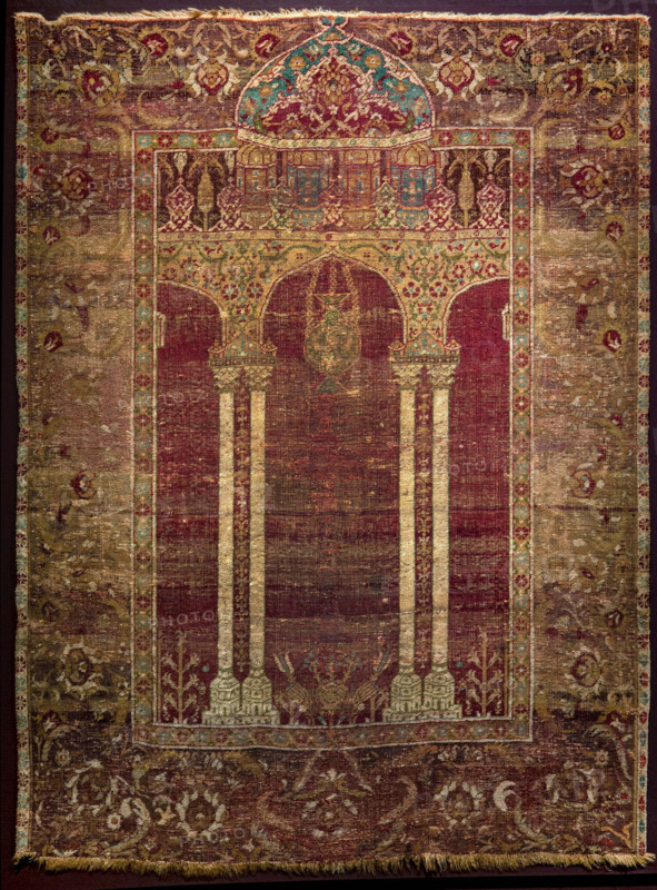 Egyptian manufacture "Ottoman Cairo column prayer" 16th century, 165 x 125 cm carpet with wool pile.