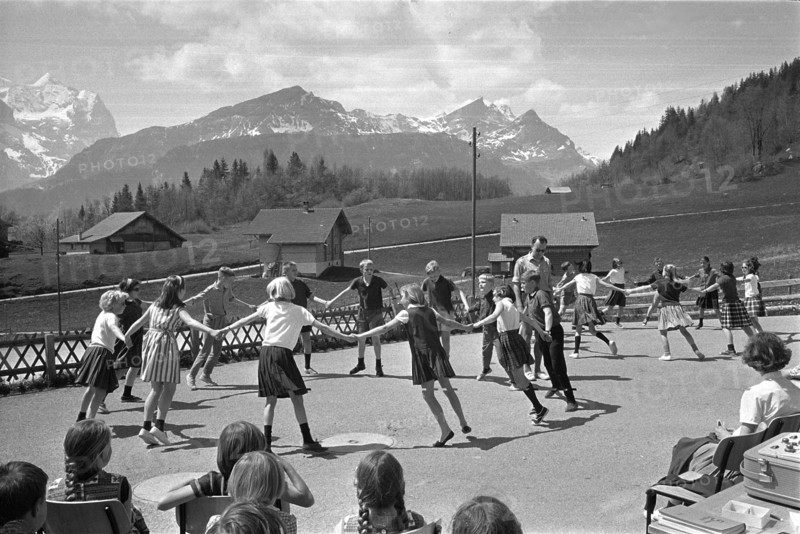 Dutch children are visiting Swiss children in Goldern.