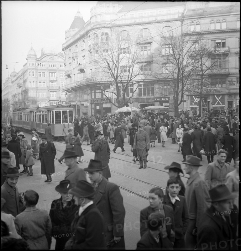 People doing christmas shopping in Zurich in 1944.