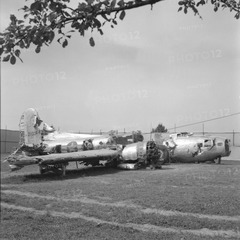 After WW 2: recovery of a US bomber, Greifensee 1953.