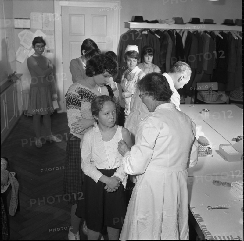 Pock vaccination programme at a school, Schaffhausen 1962.