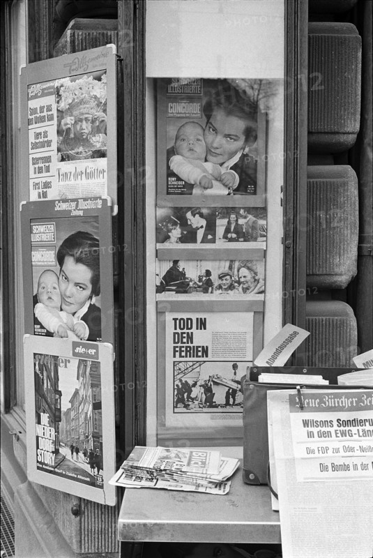 Kiosk Ringier publisher: SI cover, Romy Schneider with her son David, 1967.