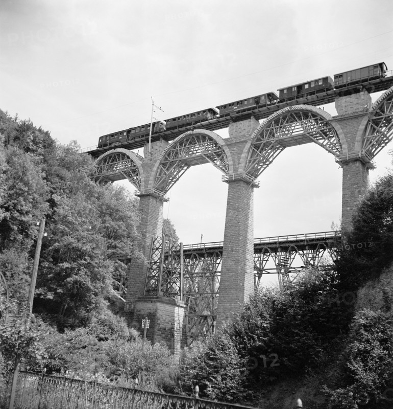 Newly built railway viaduct in Luetisburg, 1945.