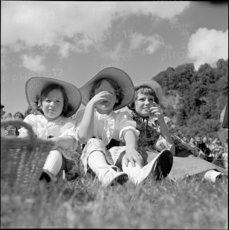 Solennitat in Burgdorf 1951; Girls in traditional coustume.