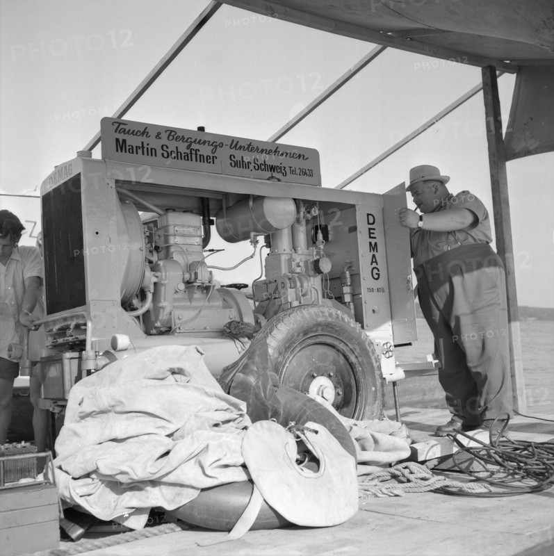 After WW 2: preparation to recovery of a US bomber, Greifensee 1953.
