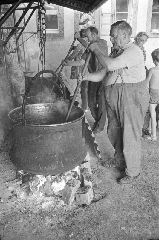 Kirschmueset in Wimmis 1970; Men cooking.