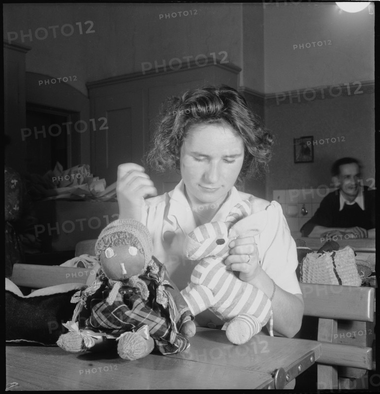Girls knitting in favour of children from Yugoslavia, 1946.