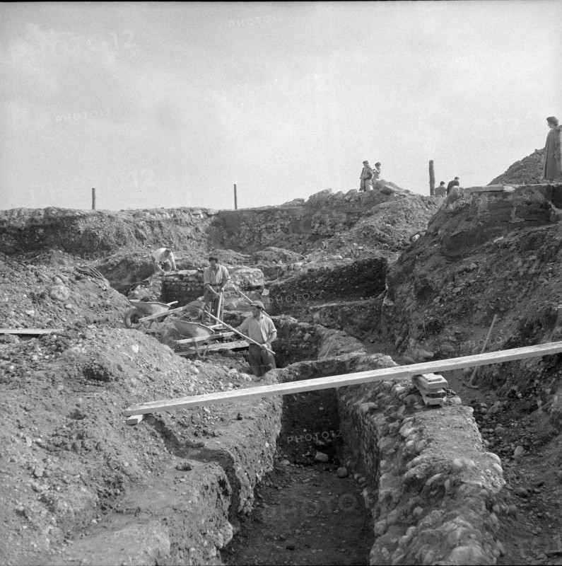 Excavation of a Roman amphitheatre near Berne, 1956.