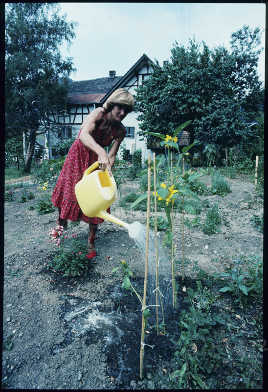 Sportwoman Uschi Meyer at her garden, Weiningen 1976.
