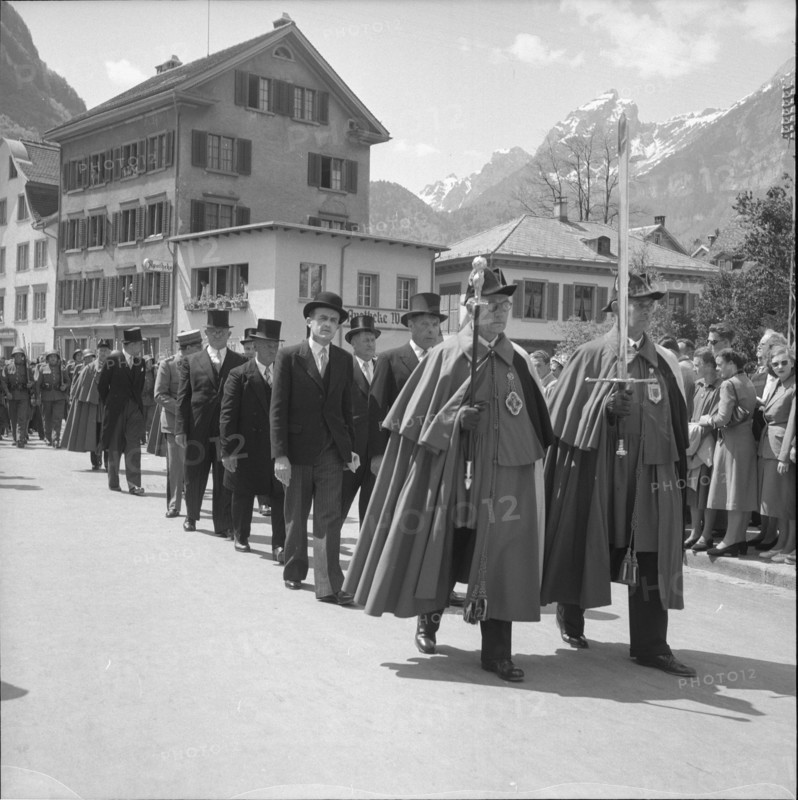 Petitpierre at voter's meeting procession Glarus 1951.