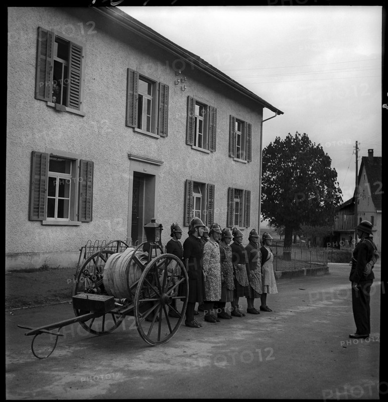 Women of the auxillary fire brigade with hose cart, 1941.