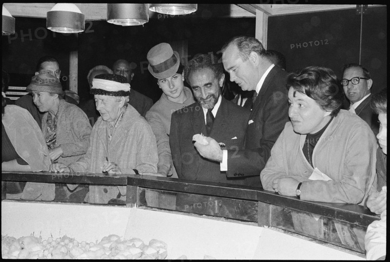 Director Ruckstuhl (r) shows Emperor Haile Selassie a chick at the Expo in Lausanne, 1964.
