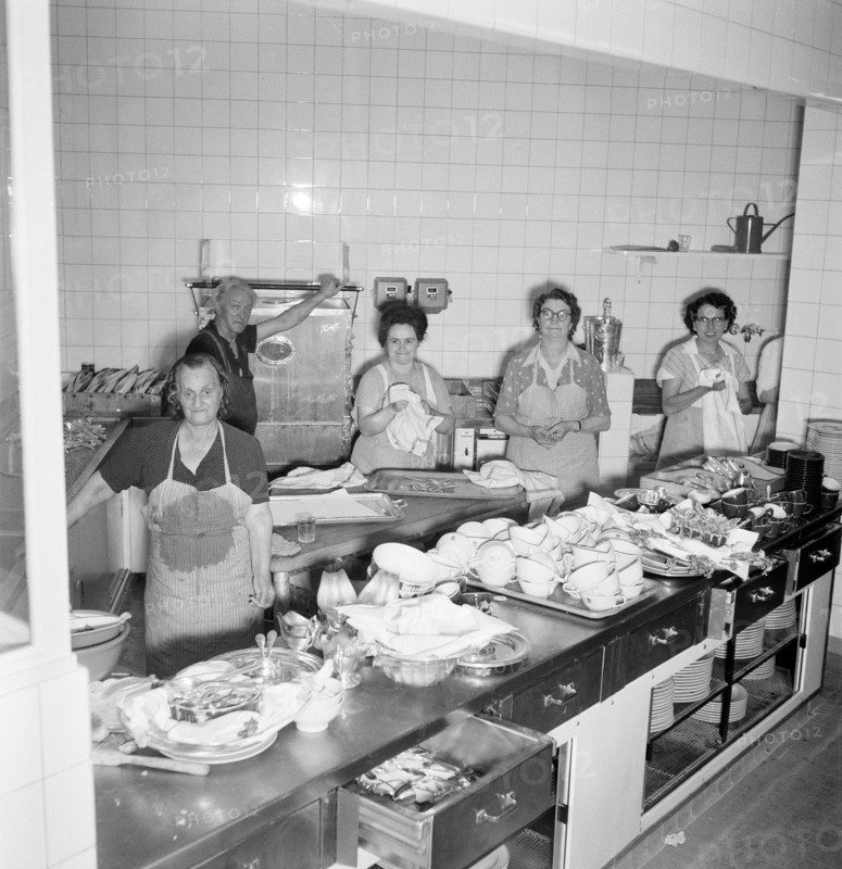 Geneva, Hotel du Rhone 1950: Women washing dishes.