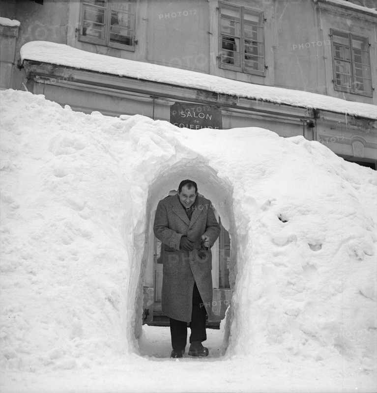La Chaux-de-Fonds, pedestrian tunnel in snow wall; 1952.