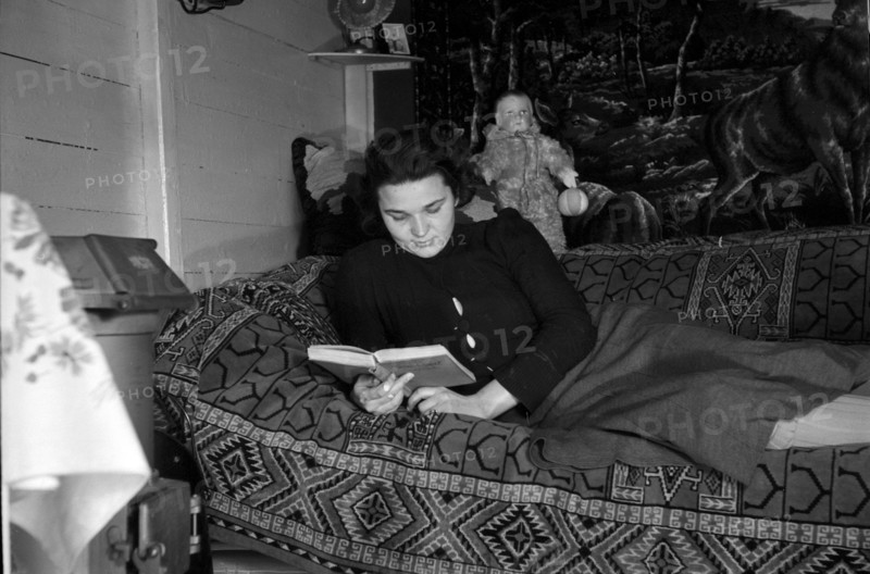 Travelling woman in her trailer 1942.