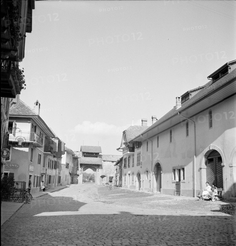Old part of Estavayer-le-Lac, town gate, 1951.