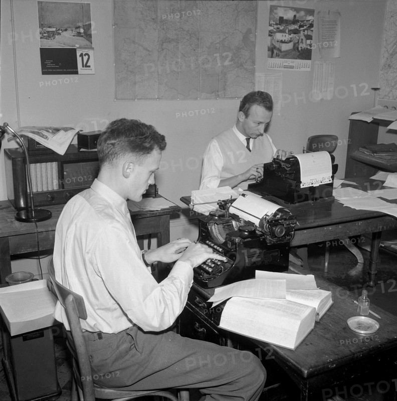 United Press, office Zurich: Editorial staff typing news on a stencil, 1957.